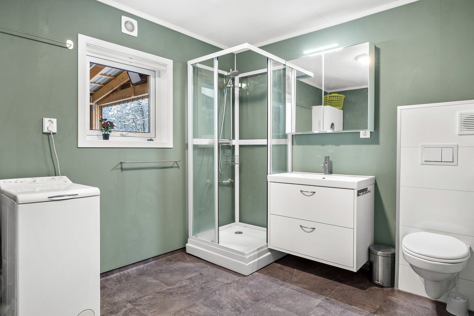 Bad/vaskerom ble renovert i 2025 og har varmekabler i gulvet. Galleribilde