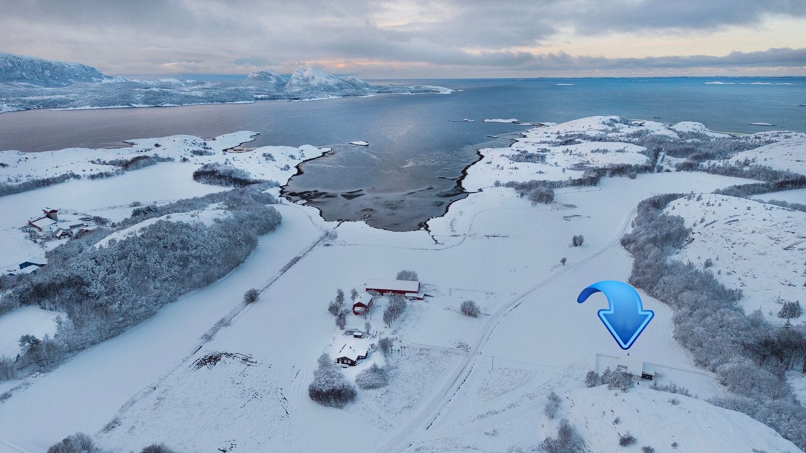 Avstanden til ferjeleiet og nærbutikken er ca. 9 km fra eiendommen. Galleribilde