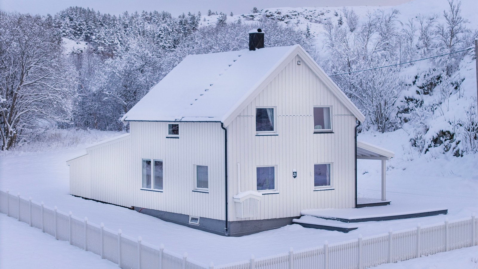 Uteområdet er også oppgradert, blant annet med etablering av hagegjerde langs eiendommen og oppgradering av plen. Galleribilde
