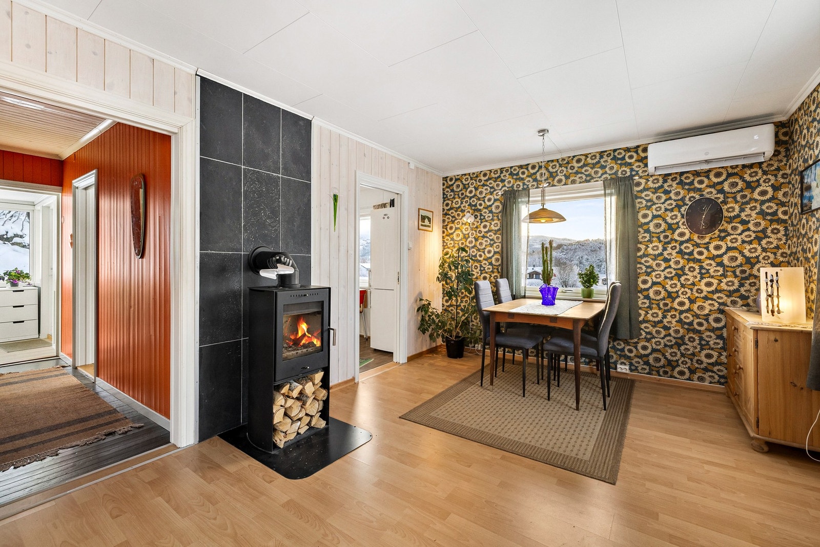 Innvendig er det utført renovering av bad, montert ny vedovn og ny varmepumpe, byttet en del dører og vinduer, samt at det er foretatt en god del etterisolering av vegger og tak, samt oppgradert flere overflater m.m. Galleribilde