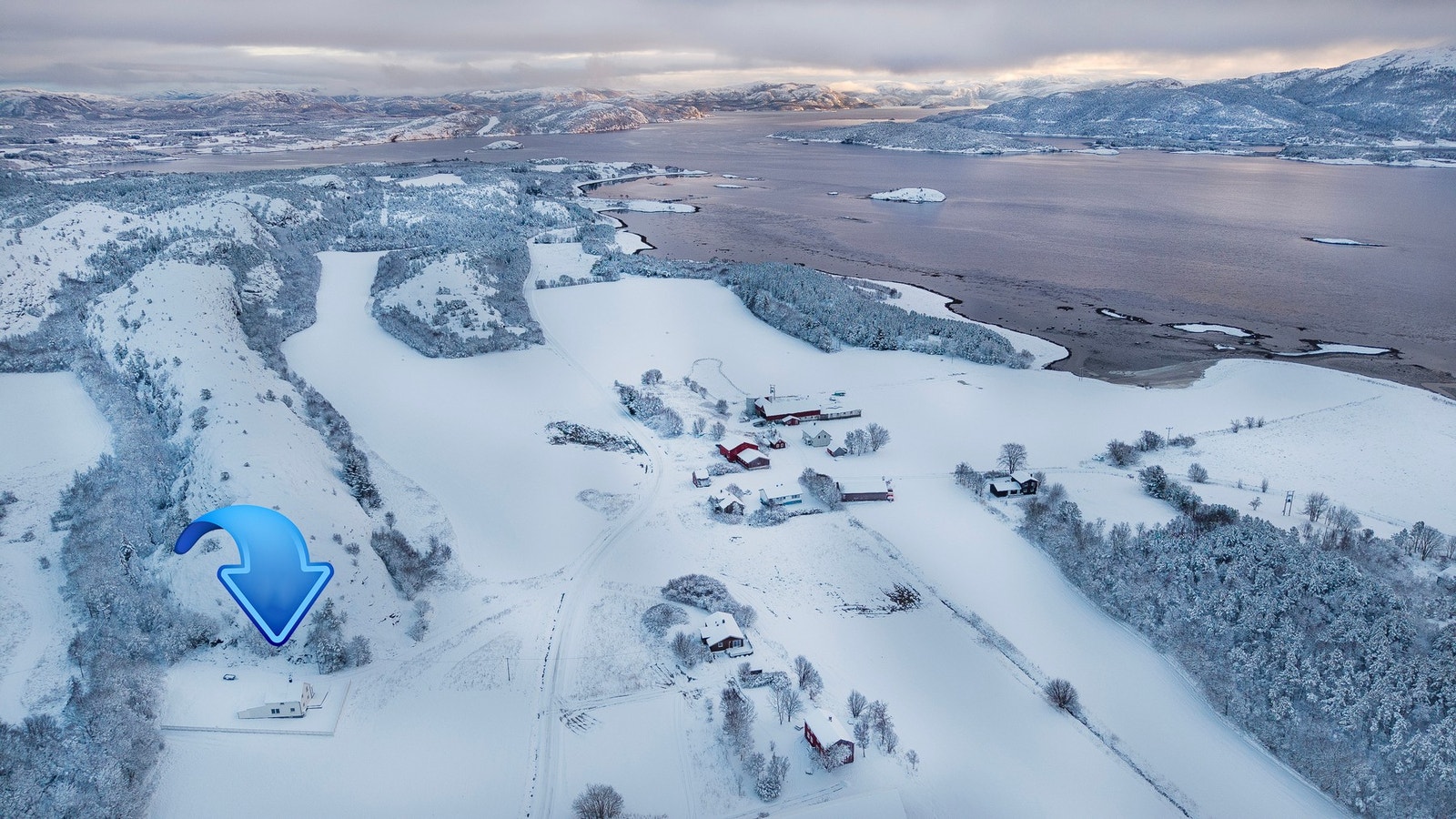 Eiendommen har en flott og landlig beliggenhet på Tranås med god sjøutsikt. Galleribilde