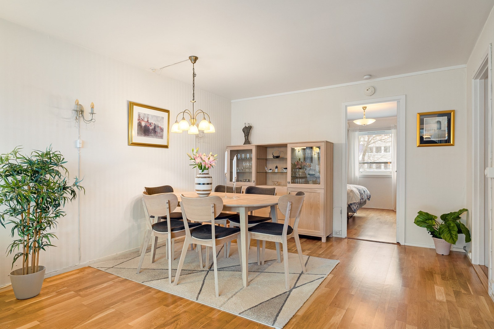 Stue med harmoniske fargetoner og direkte overgang til soverom. Galleribilde