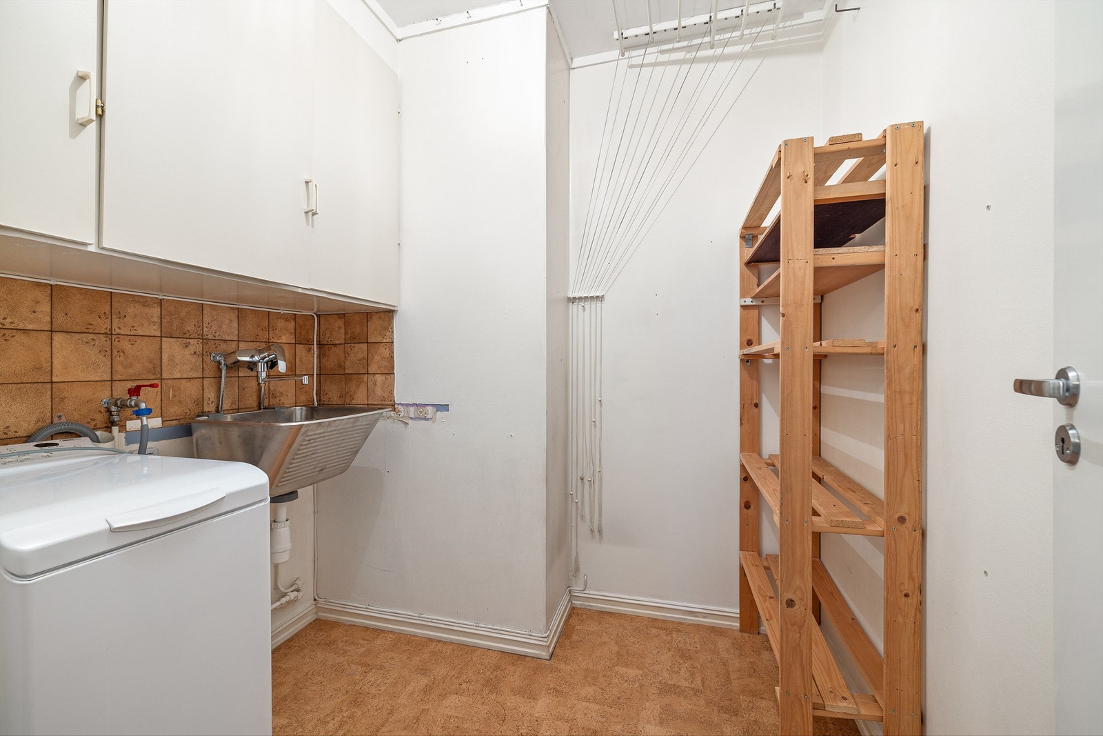 Innvendig bod i tilknytning til gangen med gode oppbevaringsmuligheter. Galleribilde