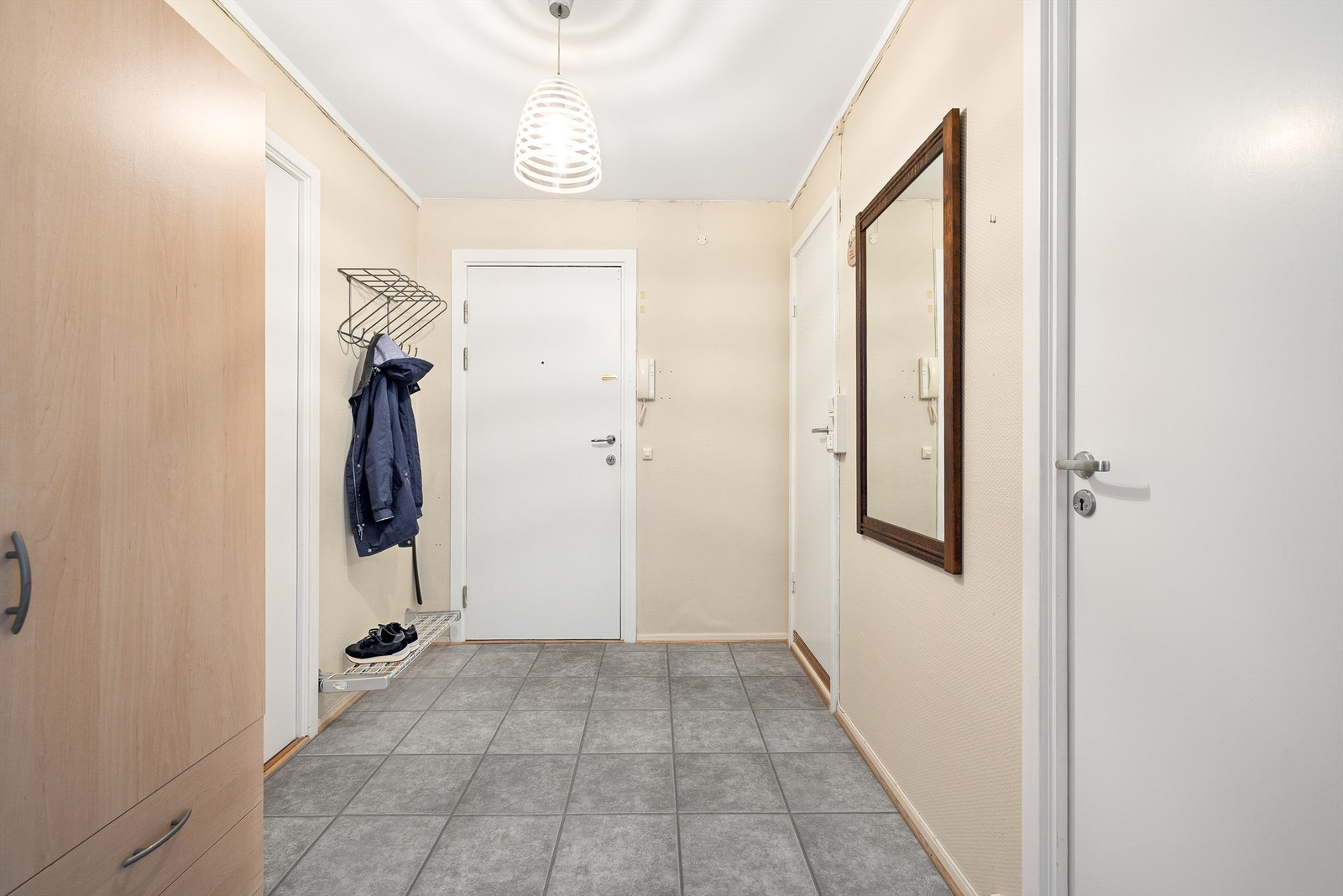 Lys og romslig entré med adkomst til bad, soverom og bod. Galleribilde