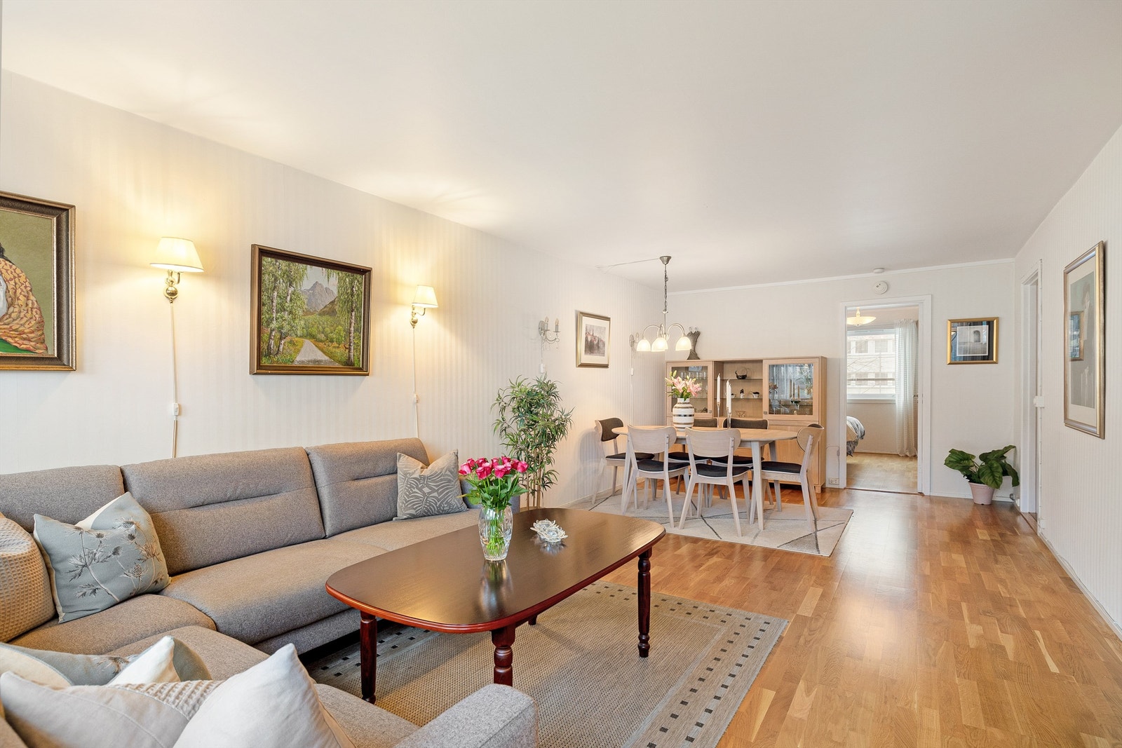 Lys og gjennomgående stue med varmefolie under parketten. Galleribilde