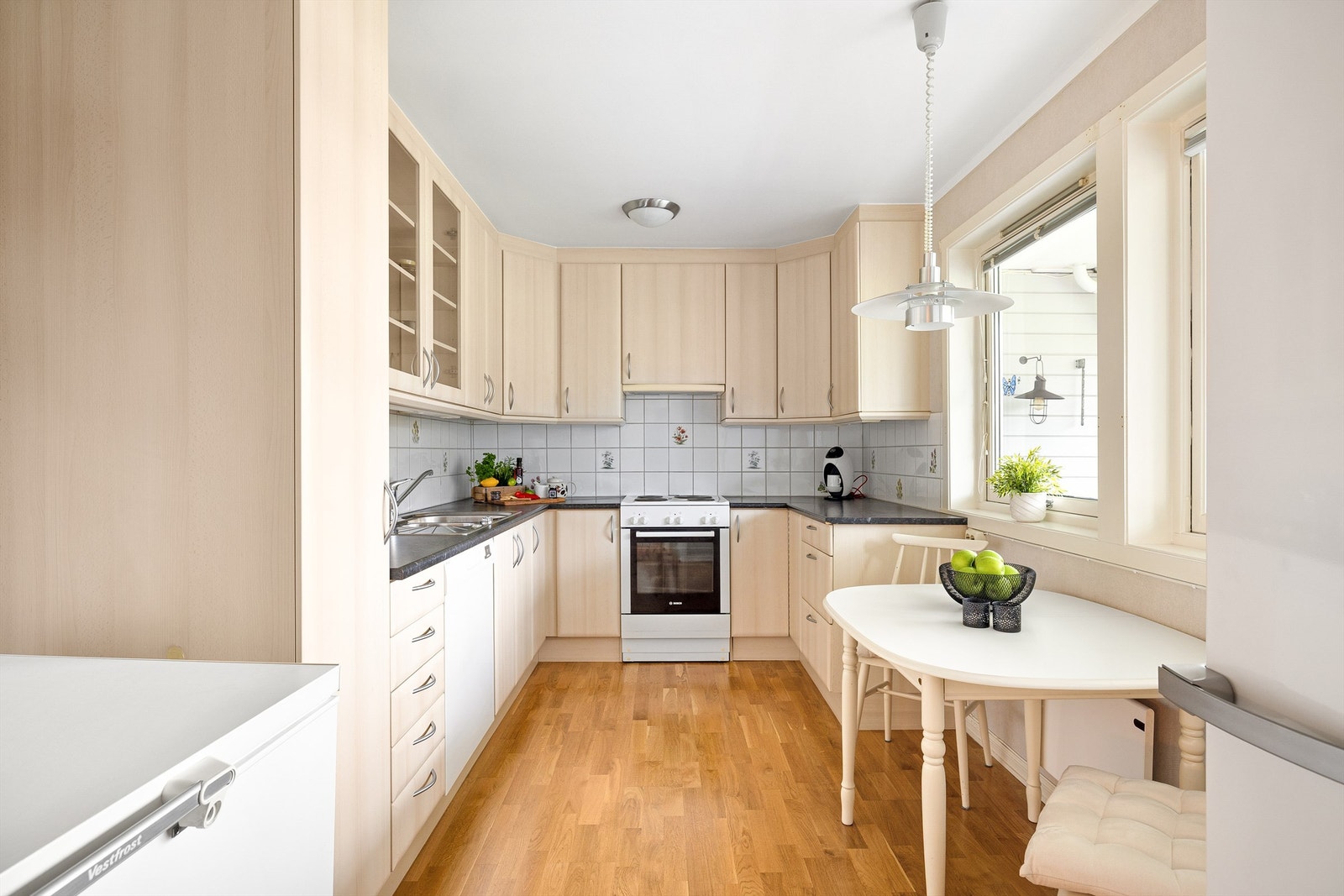 Lyst kjøkken fra 2005 med gode oppbevaringsmuligheter, og godt med lysinnslipp. Galleribilde