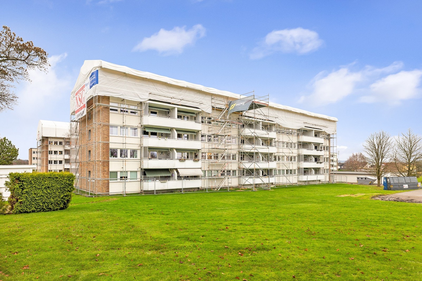 Fasade av blokka. Det foregår bytte av tak p.t. Galleribilde