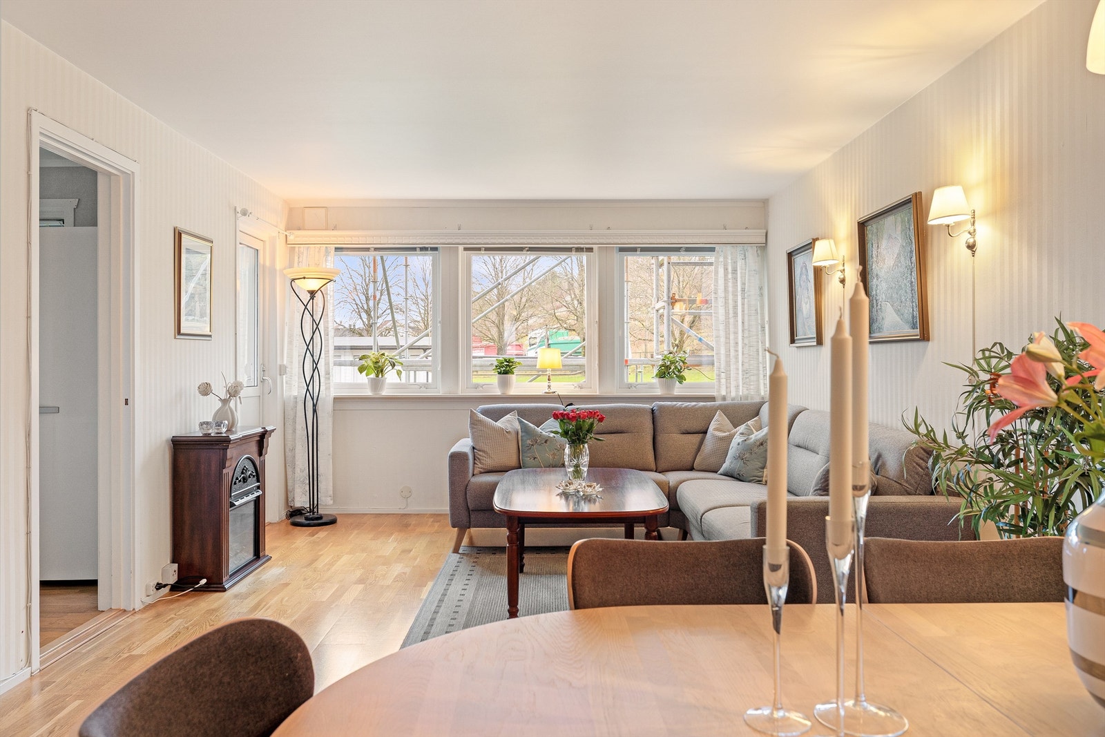 Stuen har godt utsyn til grøntarealer, og balkongdør ut til den sydvest-vendte uteplassen. Galleribilde