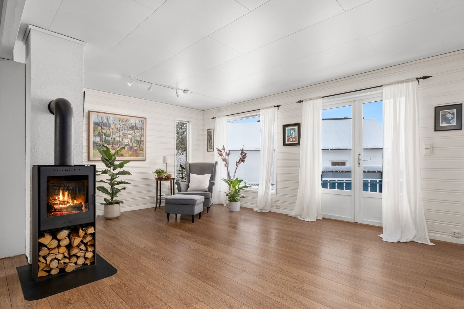 Peis i stue som skaper en lun atmosfære i rommet. Galleribilde