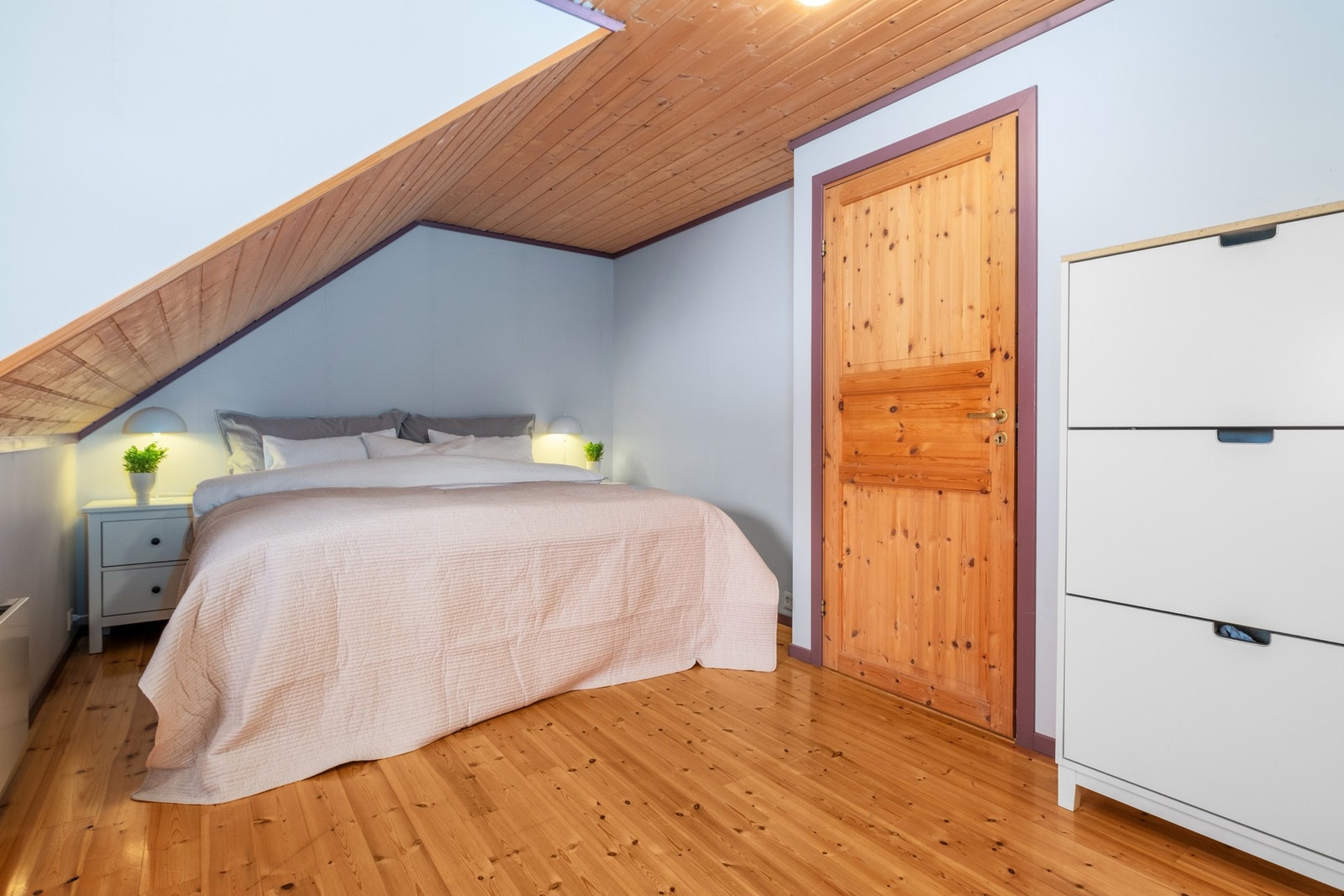 Stort soverom på 15,5 kvm med tregulv. Galleribilde