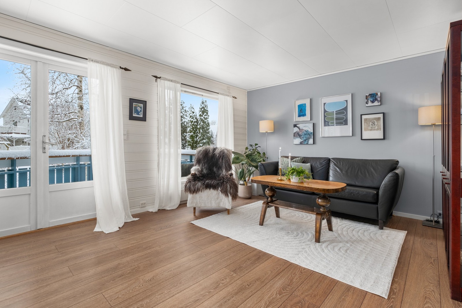 Utgang til terrasse via stue. Galleribilde