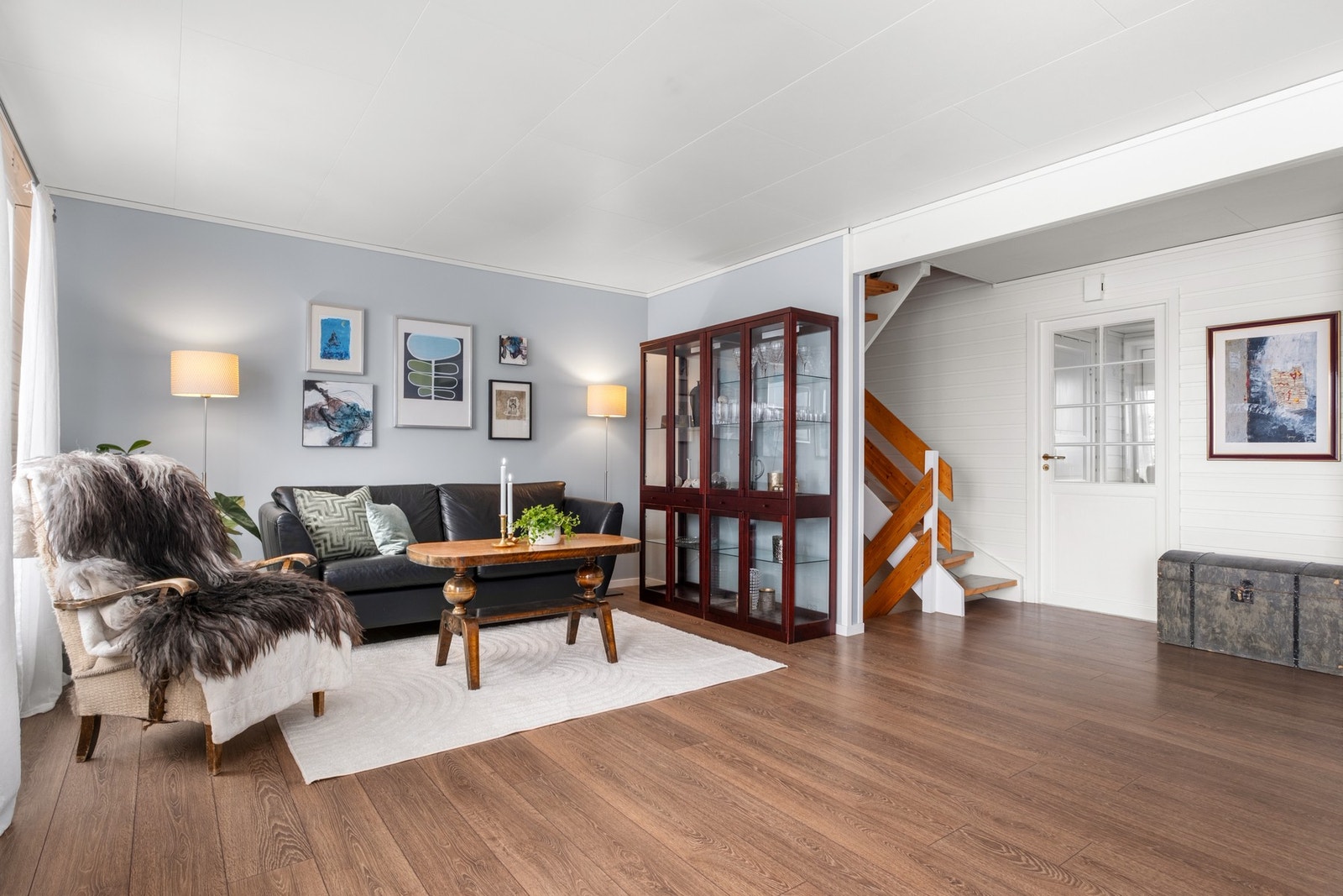 Første etasje består primært av stue, kjøkken, toalettrom og gang Galleribilde