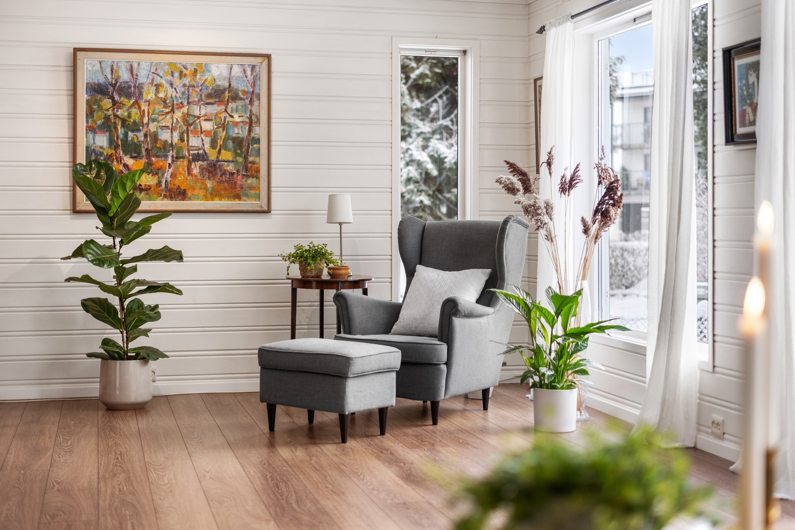 Boligen er malt i duse farger. Galleribilde