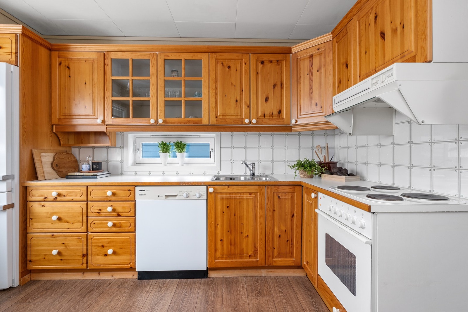 Klassisk kjøkkeninnredning med profilerte fronter. Galleribilde