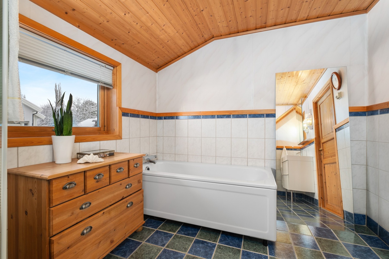 Utstyrt med mekanisk avtrekk, servant, servantskap, badekar, dusjhjørne og wc. Galleribilde