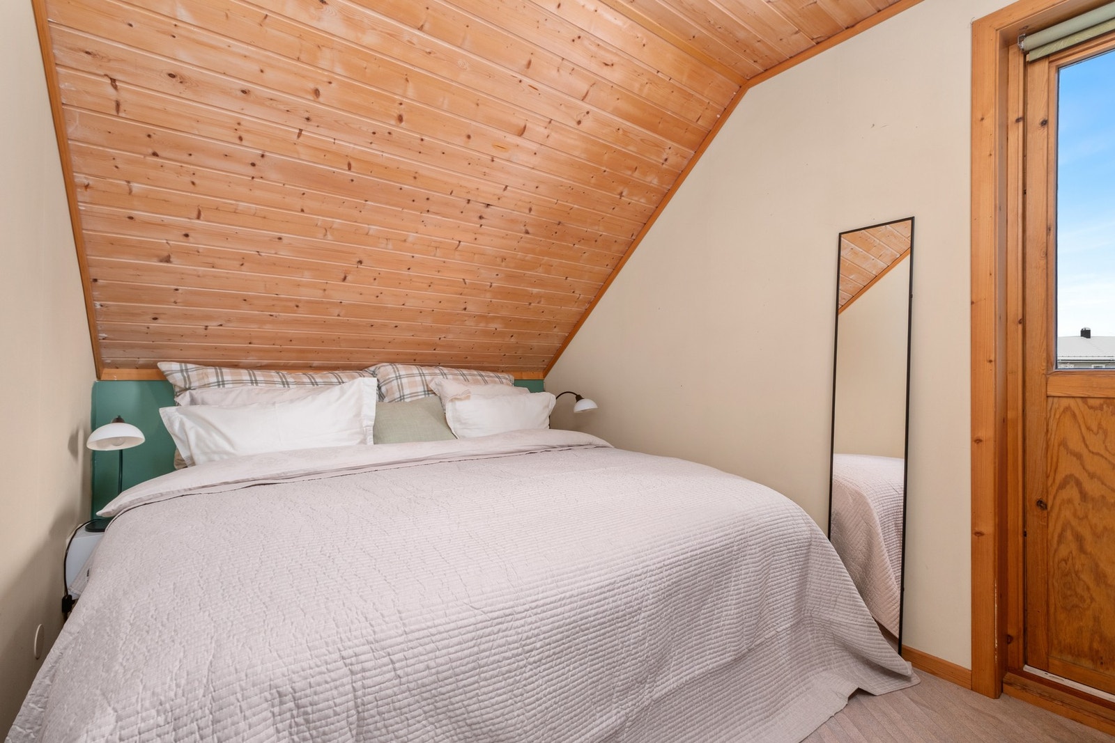 Soverom på 11 kvm med utgang til balkong. Galleribilde