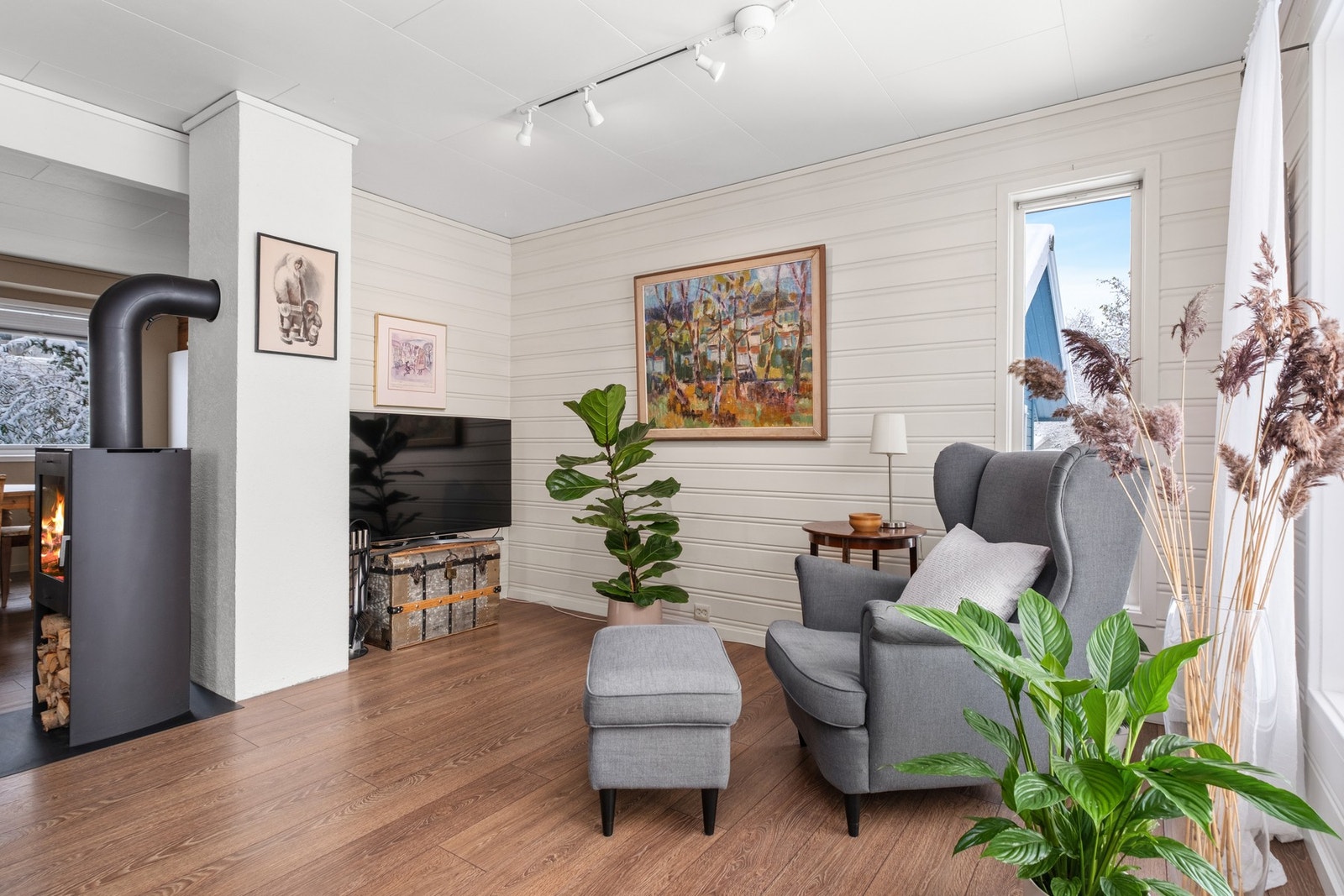 Den romslige planløsningen skaper rom for å innrede stuen med flere sittesoner. Galleribilde