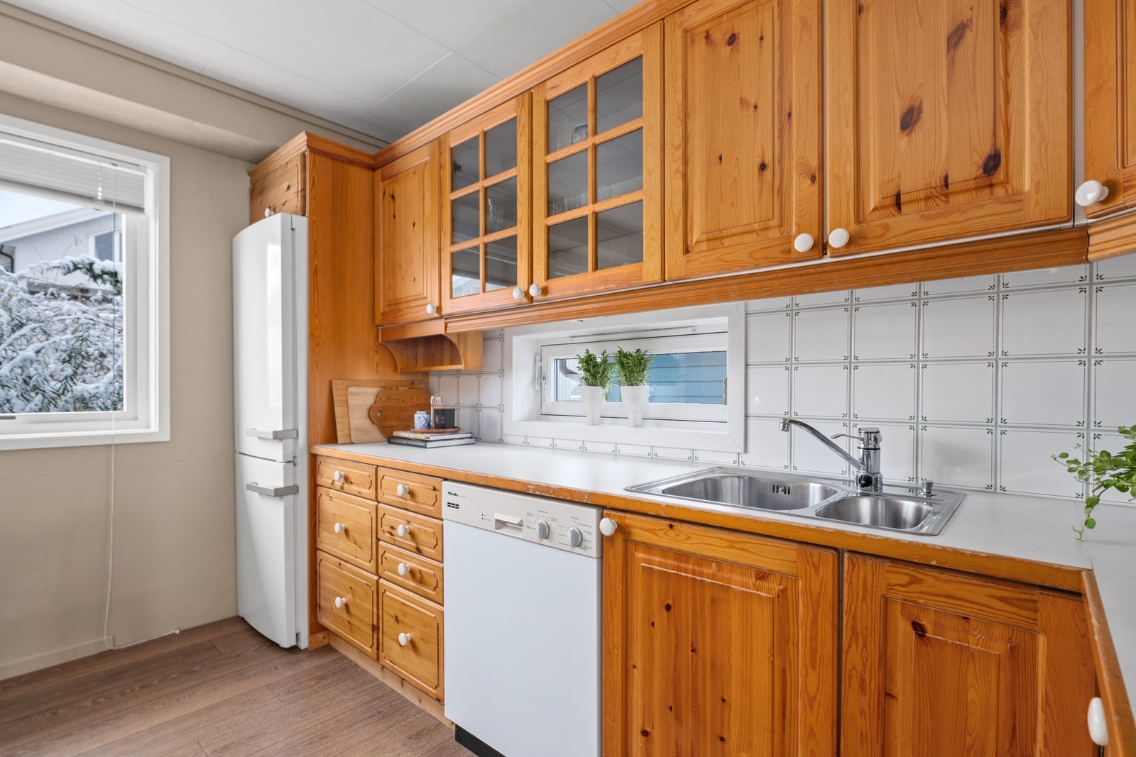 God lagringsplass i kjøkkenets mange skuffer og skap. Galleribilde