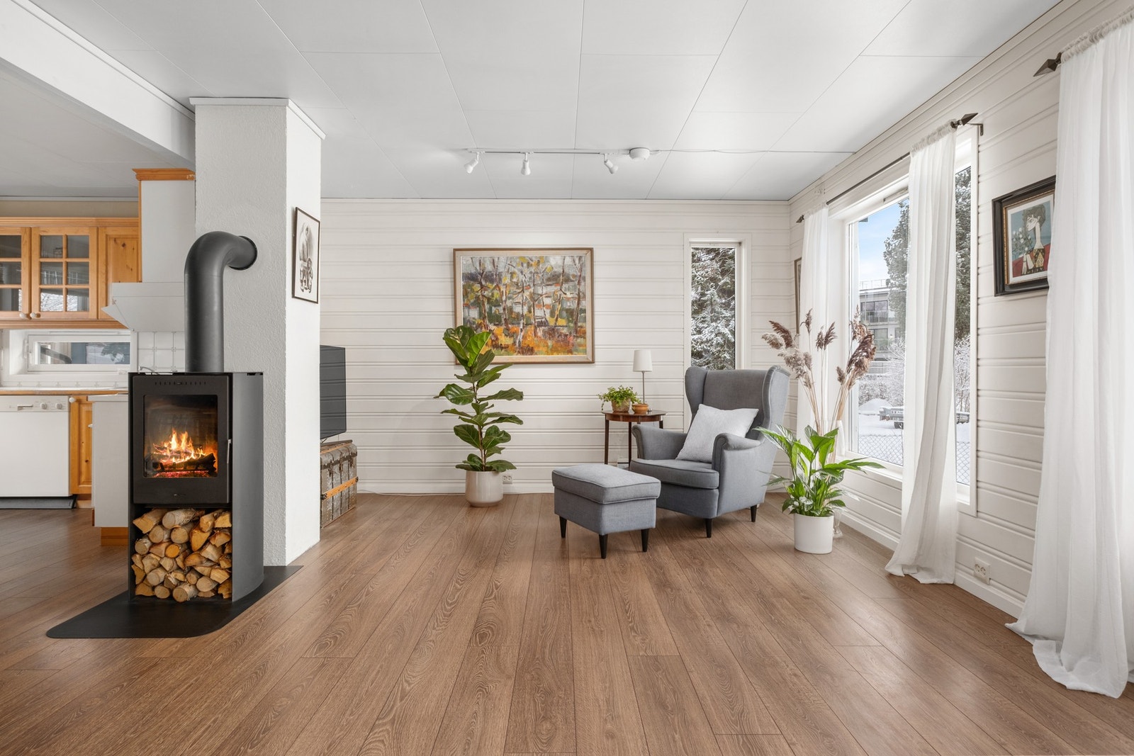 Fra stuen har du en naturlig overgang til kjøkkenet. Galleribilde