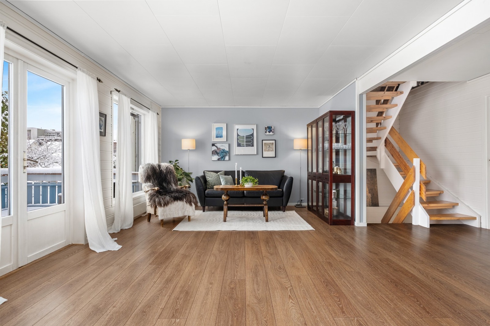 Stuen har store vindusoverflater som gir rikelig med naturlig lysinnslipp. Galleribilde