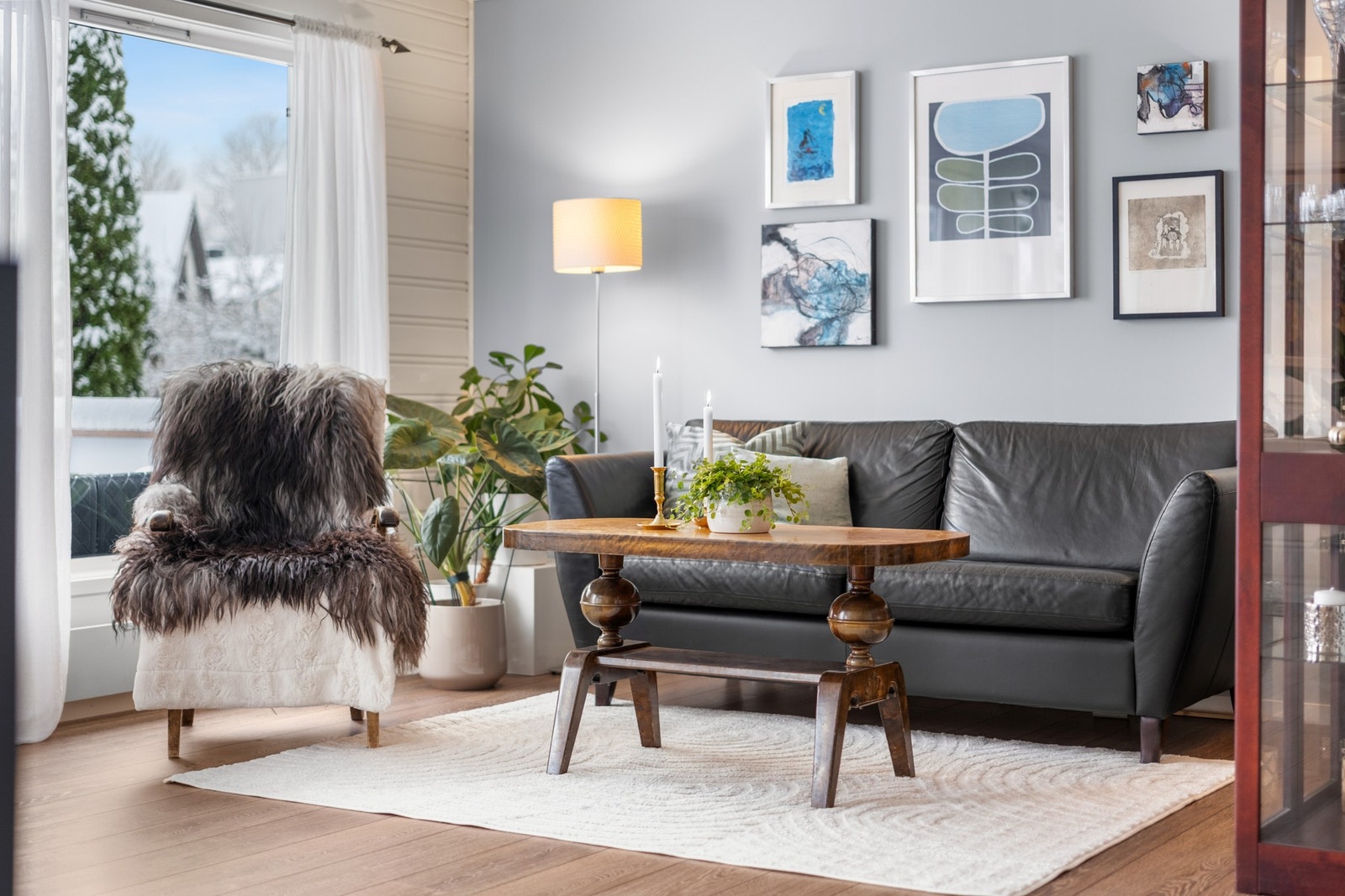 Stuen har laminat på gulv. Galleribilde