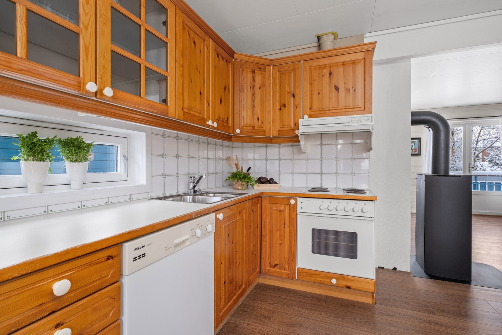 Det er integrert platetopp, stekovn og oppvaskmaskin. Galleribilde