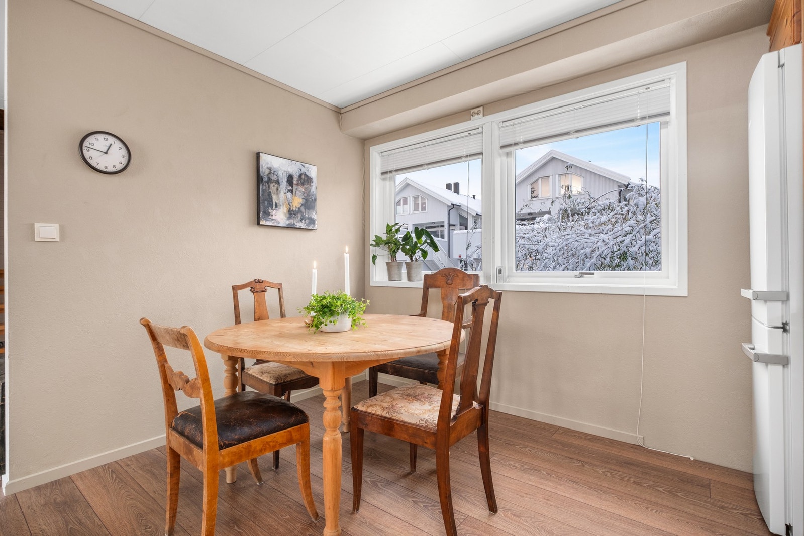 Plass til spisebord på kjøkken. Galleribilde