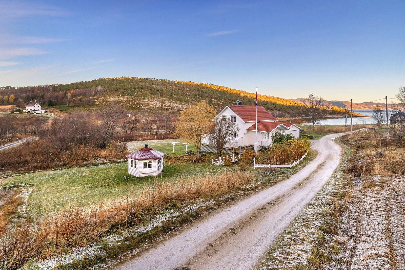 Velkommen til Porsøyveien 2! Betydelig oppgradert enebolig, nyere garasje, låve, grillhus og naust. Stor eiendomstomt. Dette er den perfekte muligheten for deg som drømmer om et småbruk. Fotograf: Kalle Punsvik Galleribilde