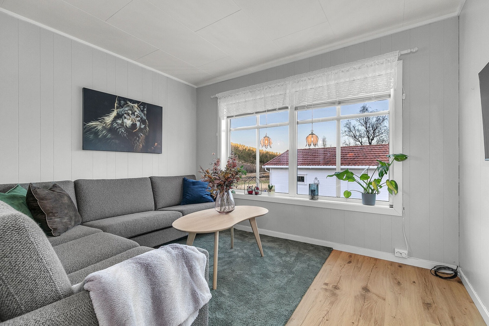 Stue i lyse farger og lekkert gulv Galleribilde