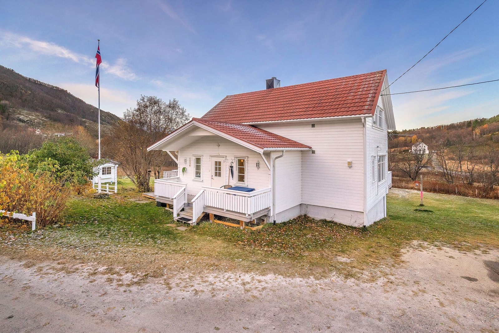 Eiendommen er betydelig oppgradert de senere år med blant annet nyere taktekking, nyere vinduer og nyere bordkledning. Galleribilde