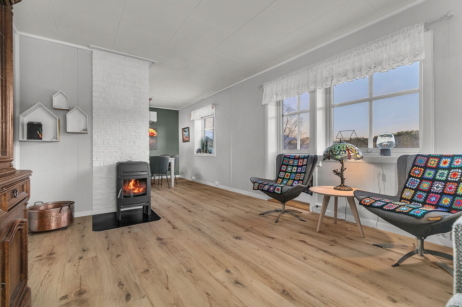 Stuen er romslig og det er plass til både spisestue og sofagruppe Galleribilde