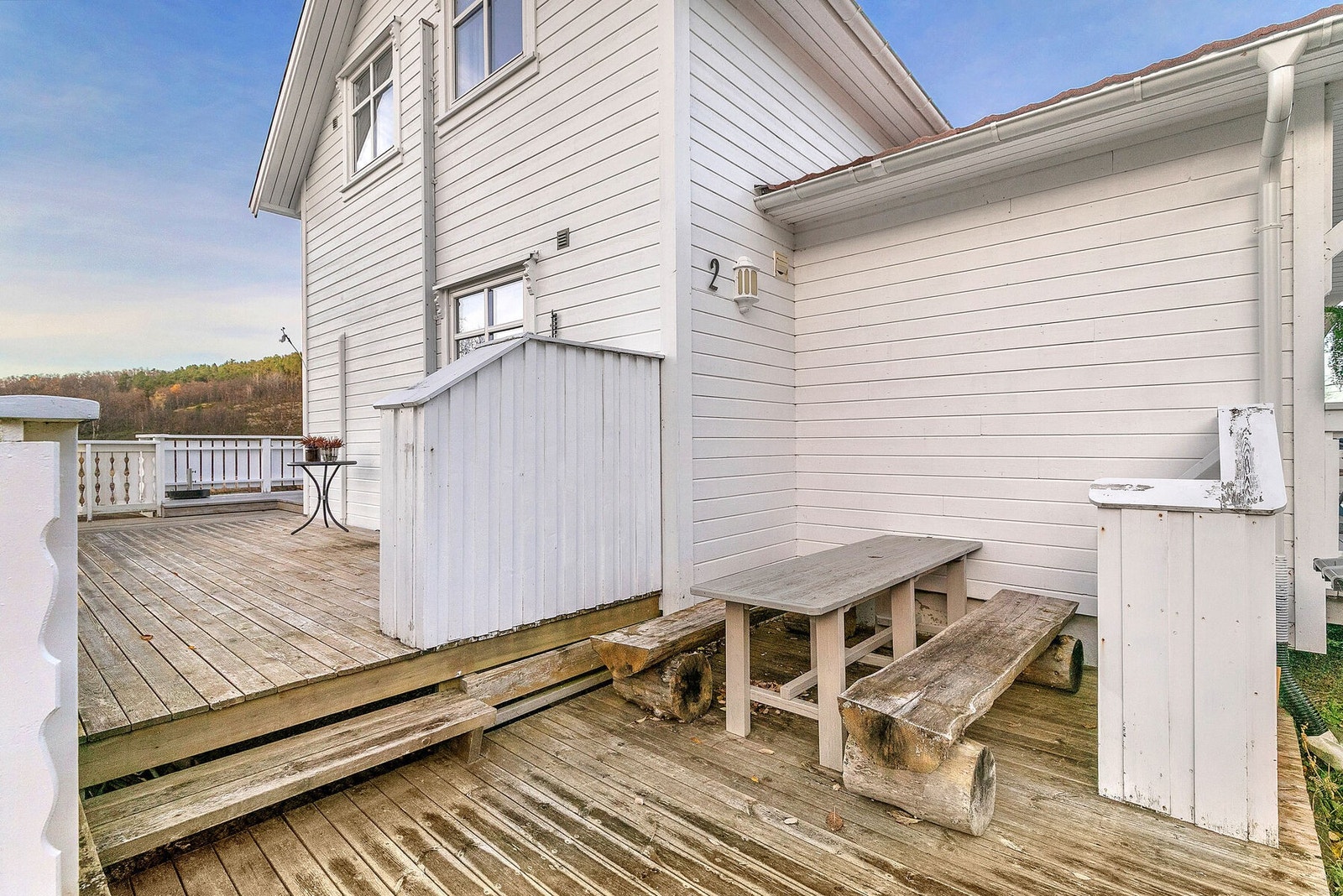 Store terrasser rundt boligen. Galleribilde