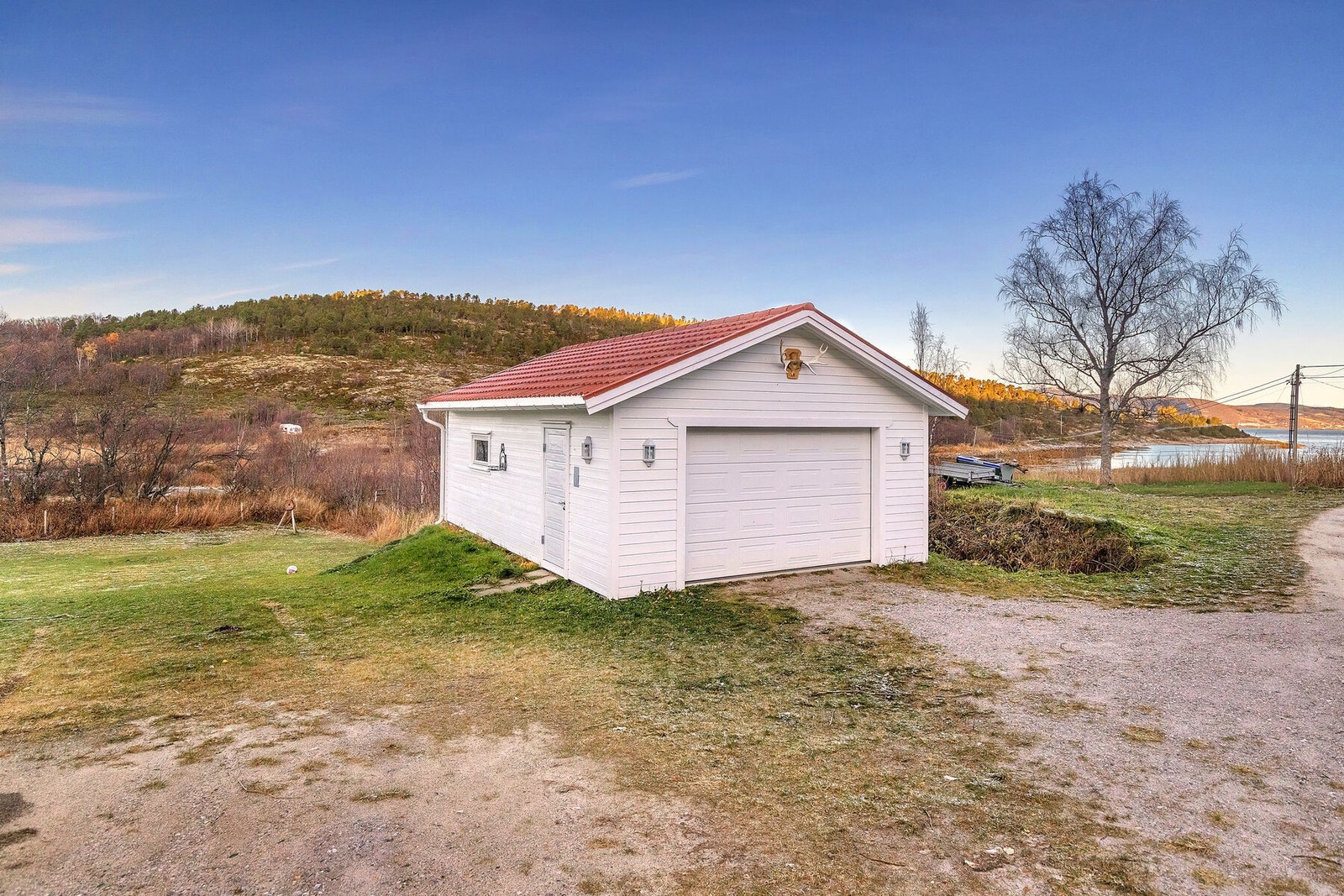 Garasjen er bygd i 2020. Garasjeport med elektrisk portåpner. Galleribilde