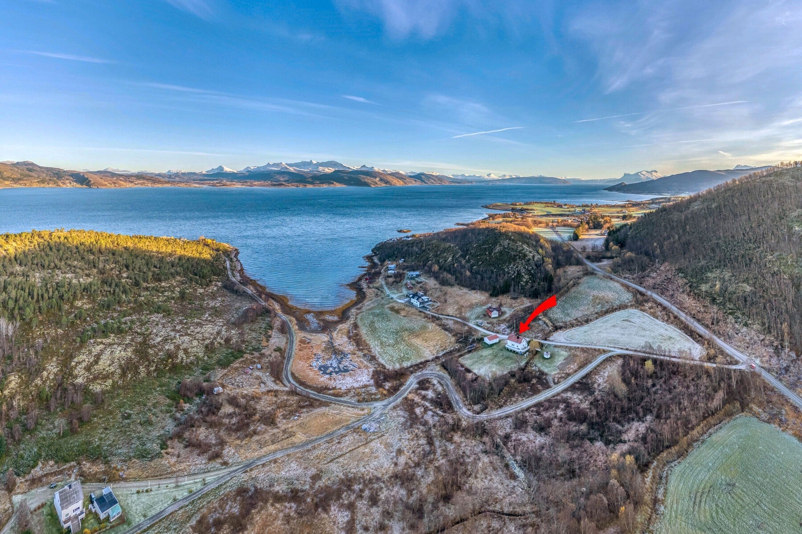 Eiendommen ligger fint til i Vargfjorden med god solgang. Galleribilde