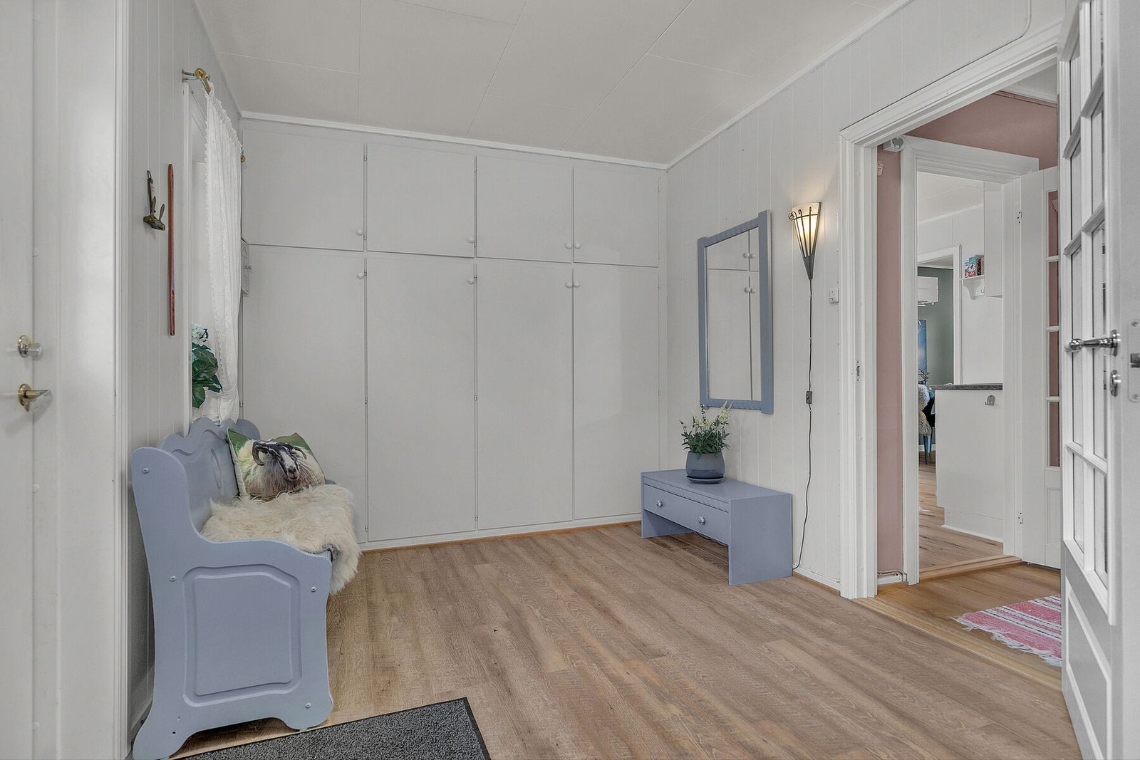 Romslig entré Galleribilde