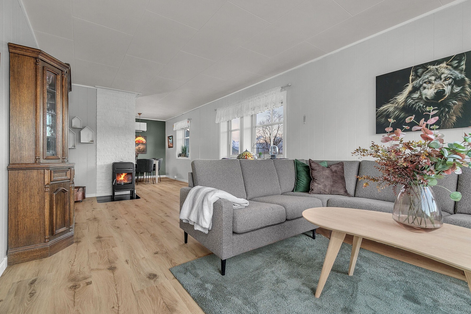 Vedovn og varmepumpe gir lun varme på kalde dager. Galleribilde