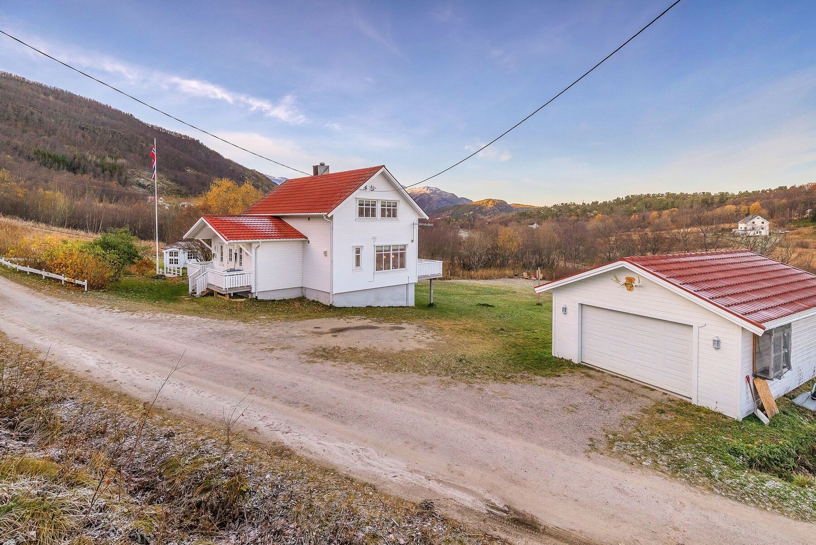 Fra eiendommer det fin utsikt over nærområdet og kort vei til havet. Galleribilde