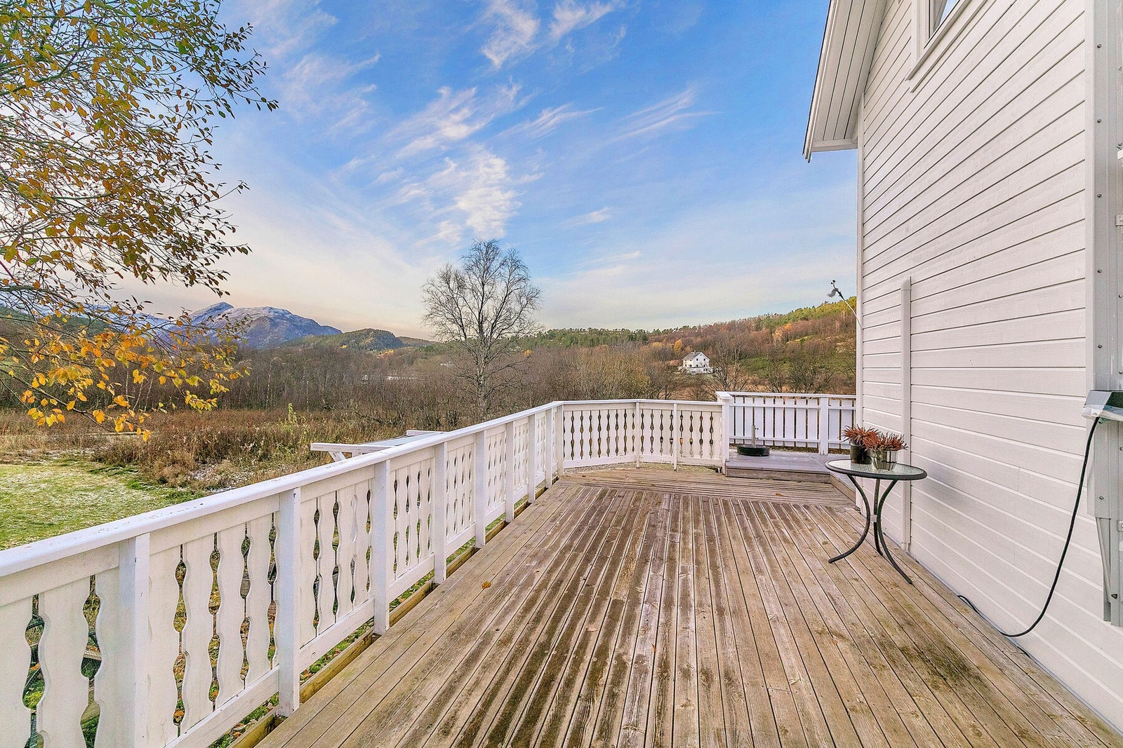 På terrassen kan du virkelig finne roen i nydelige omgivelser Galleribilde