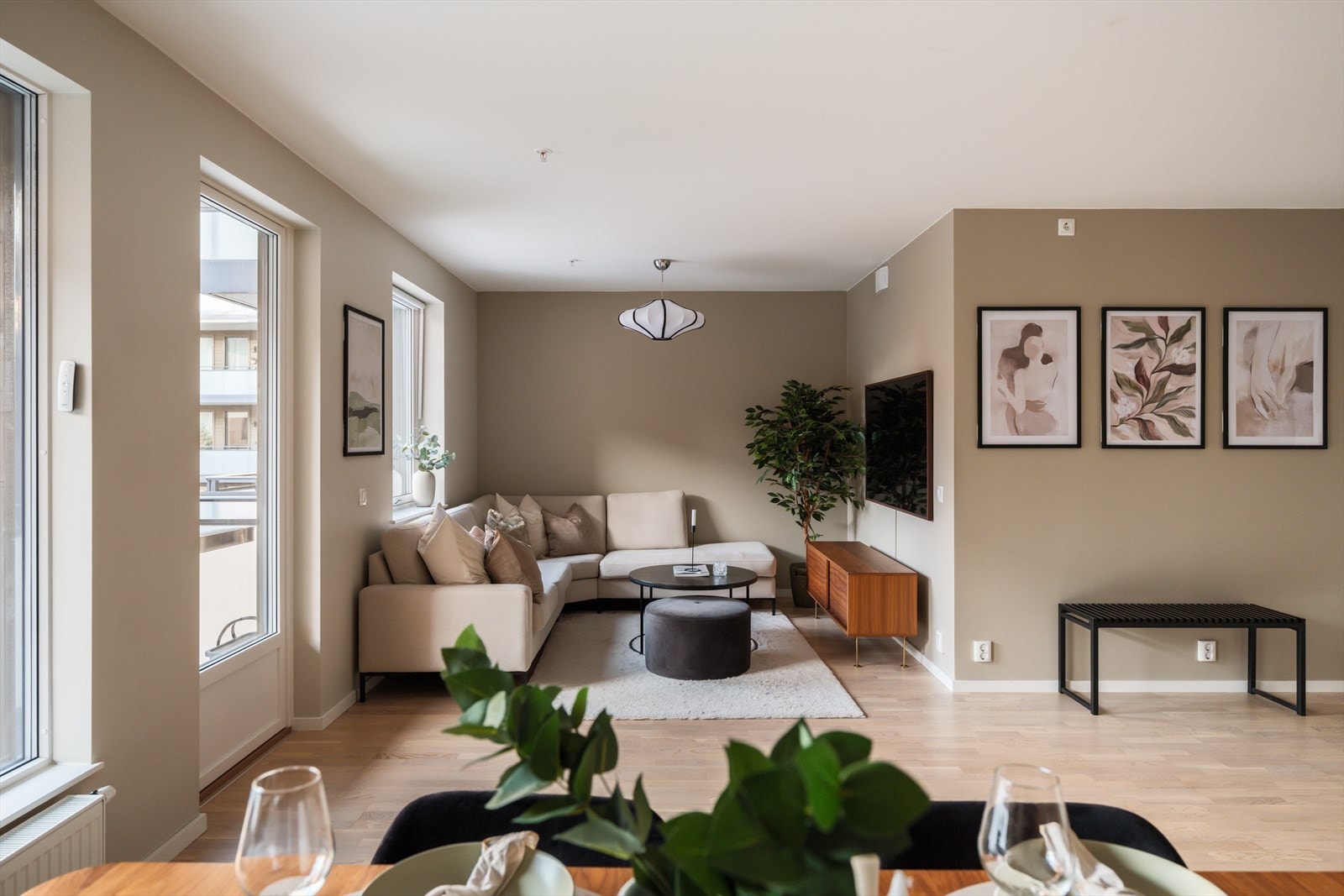 Dette er en lekker og nyere 3-roms selveierleilighet fra 2022, beliggende i et attraktivt og familievennlig boligområde på Finstadjordet, like ved Triaden. Galleribilde