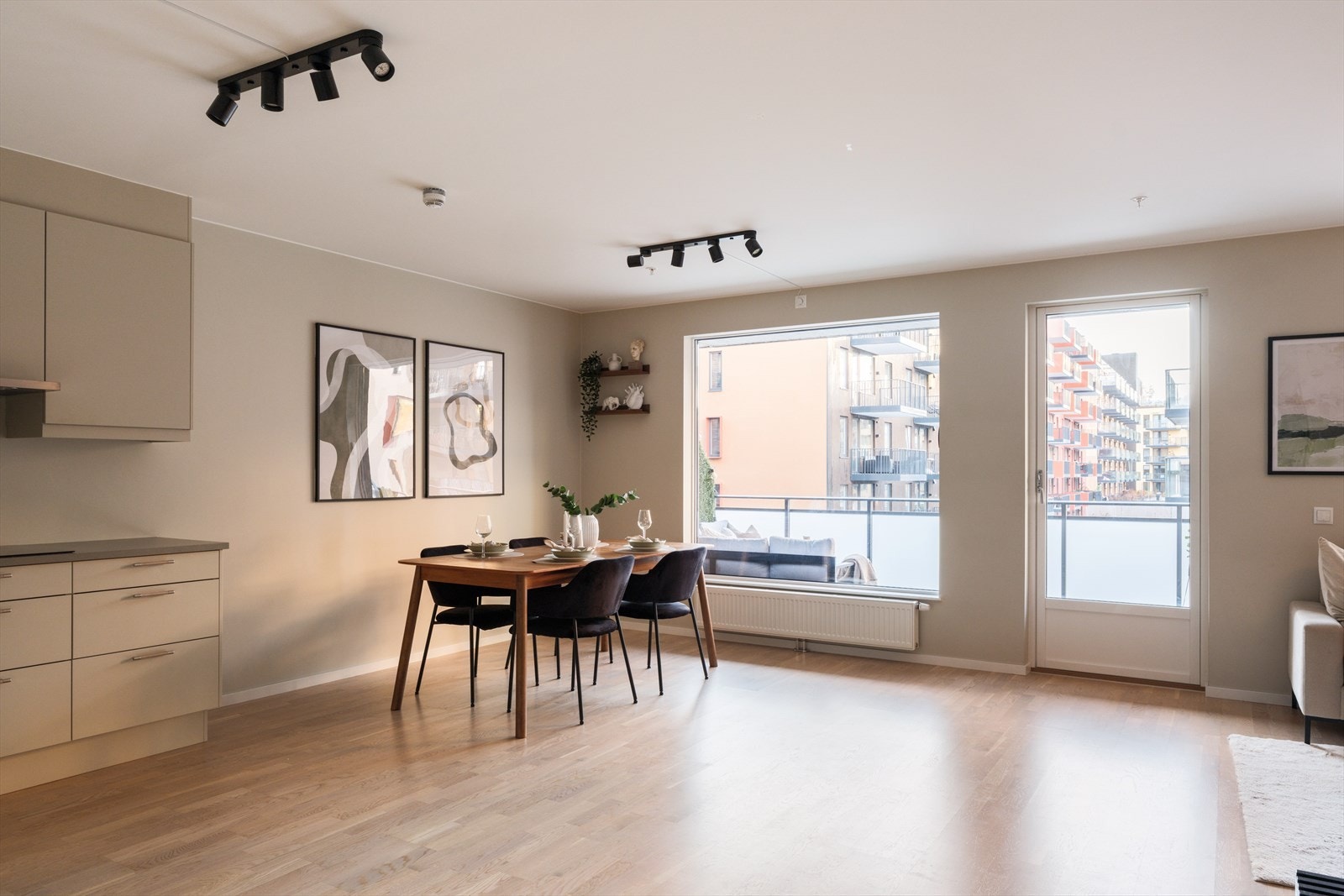 Leiligheten har store vindusflater som sørger for godt med naturlig lysinnslipp. Galleribilde