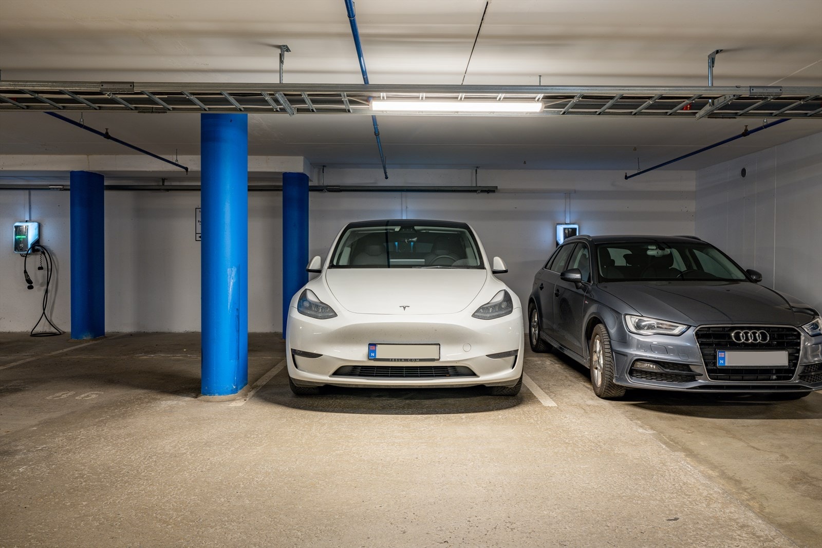 Det medfølger en garasjeplass. Man disponerer også en bod i kjelleren. Galleribilde