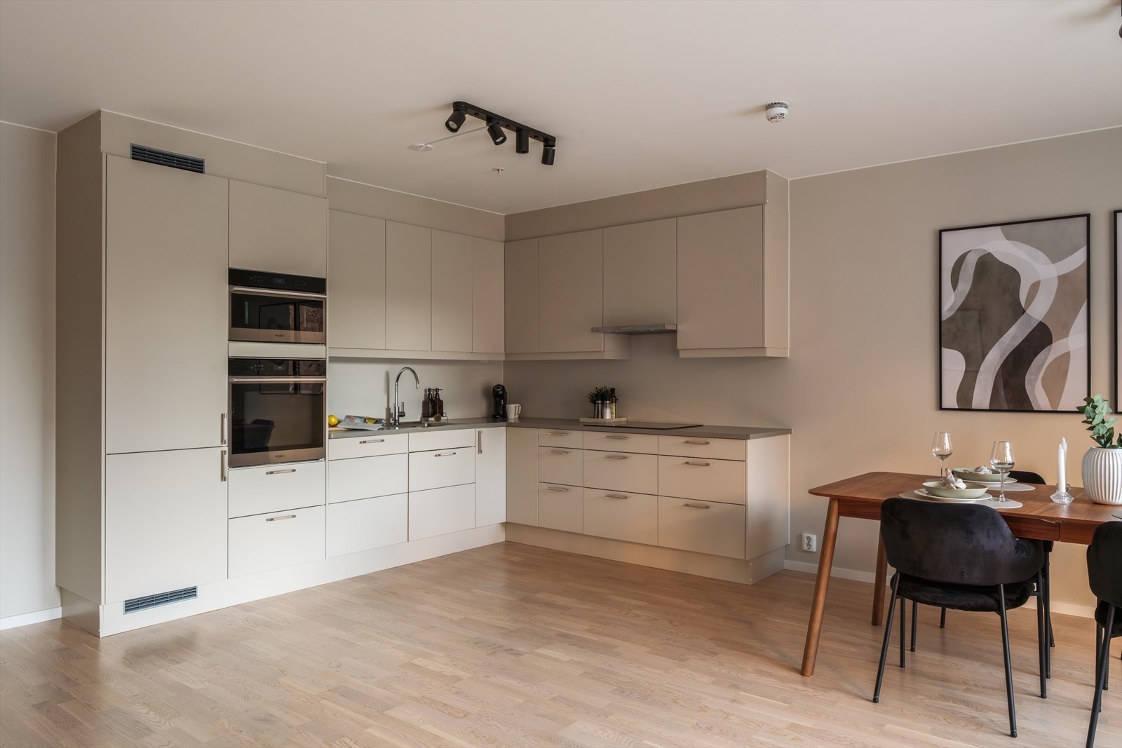 Kjøkkenet har integrerte hvitevarer som kjøleskap, mikrobølgeovn, platetopp og stekeovn. Galleribilde