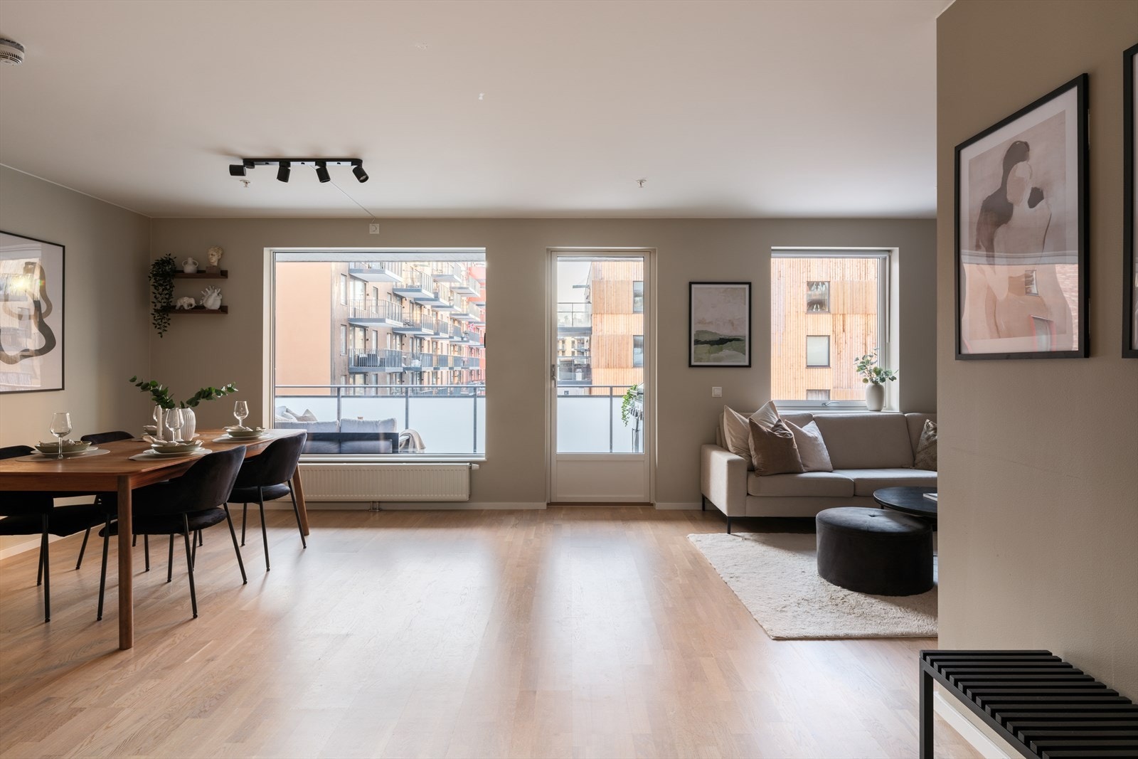 Stue og kjøkken ligger i en åpen og sosial løsning. Stuen har god plass til både sofa- og spisegruppe. Galleribilde