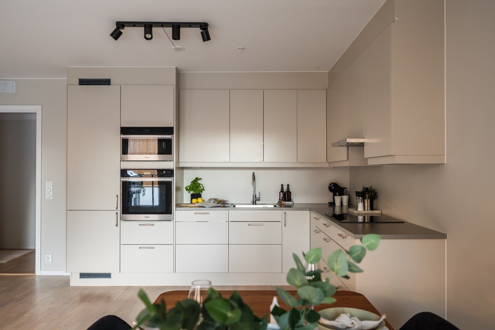 Fullt utstyrt og pen kjøkkeninnredning i beige fra "Marbodal" med glatte fronter og mørk 30 mm laminat benkeplate. Galleribilde