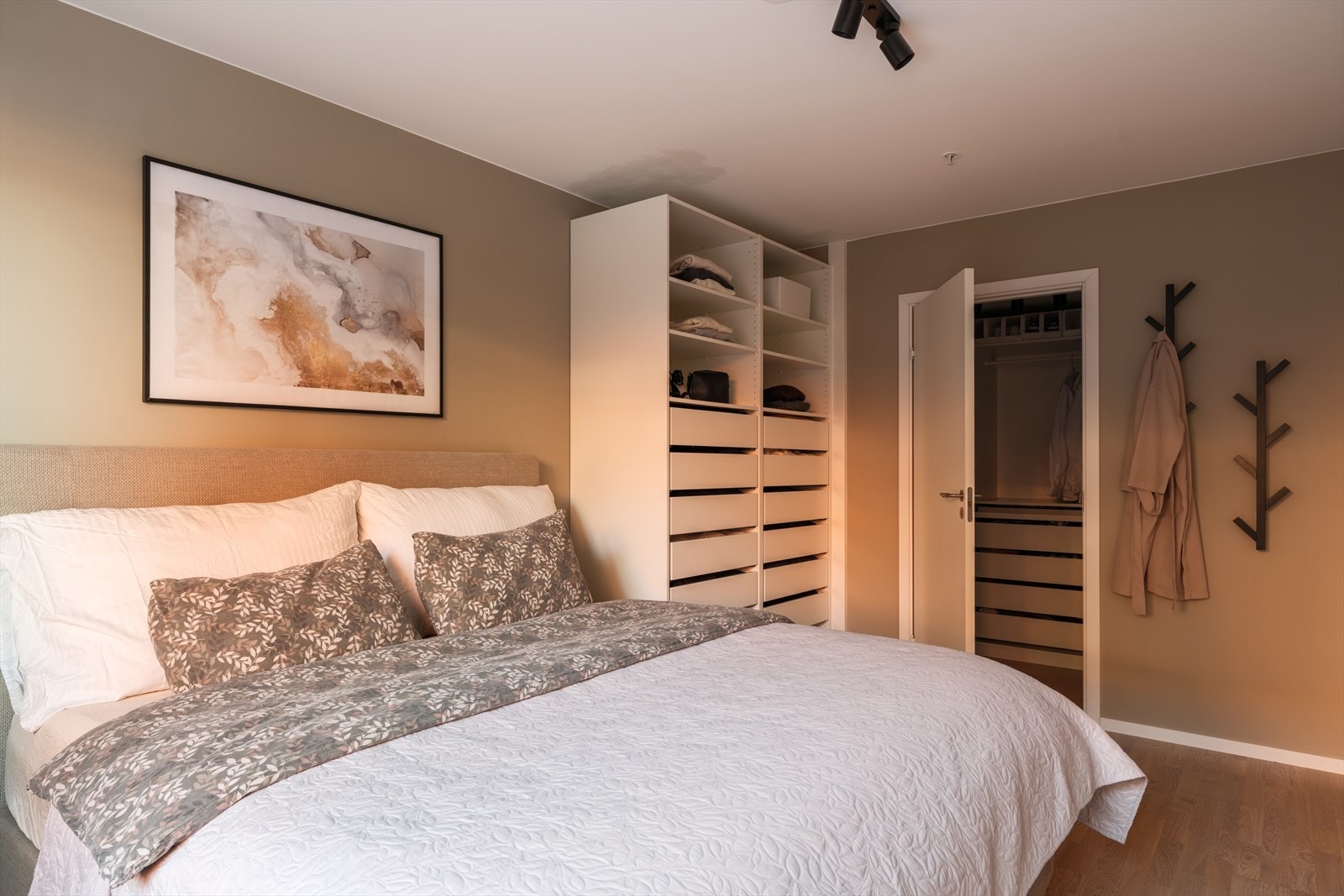 Fra hovedsoverommet er det adkomst til eget praktisk omkledningsrom. Galleribilde