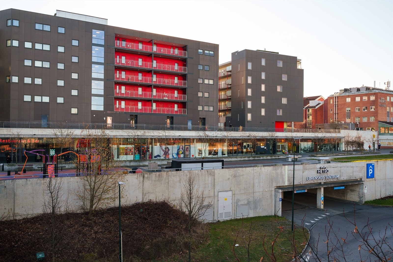 Metro er et kjøpesenter i Lørenskog kommune med et godt utvalg av butikker og spisesteder, og ligger midt i Lørenskog sentrum. Galleribilde