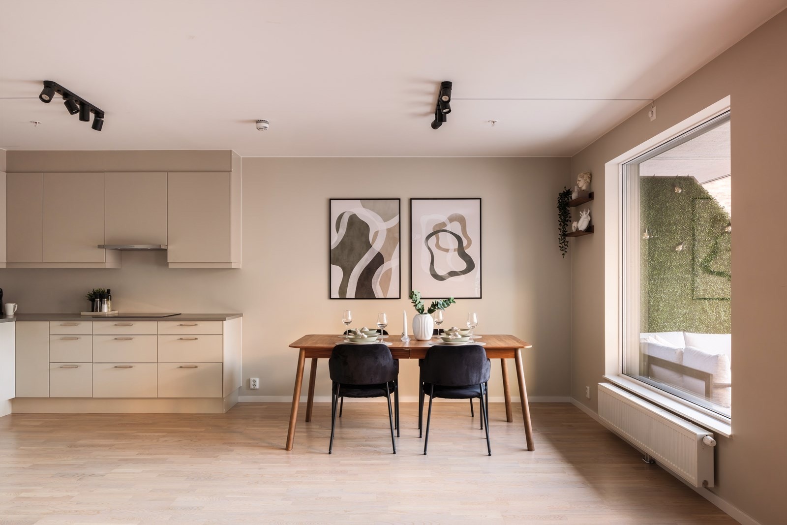 I tilknyting til kjøkkenet er det god plass til egen spisegruppe. Galleribilde