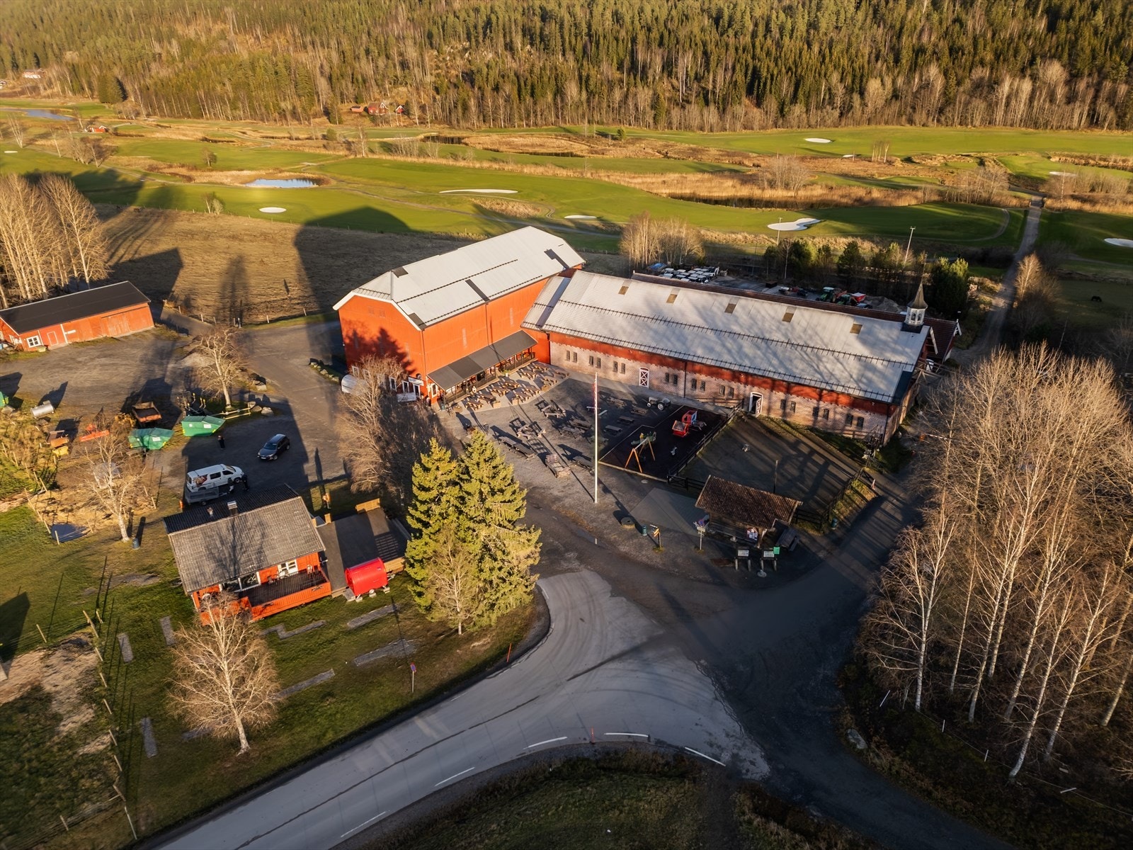 Losby med hotell, restaurant, kafé, golfanlegg, besøksgård, turløyper med mer. Galleribilde