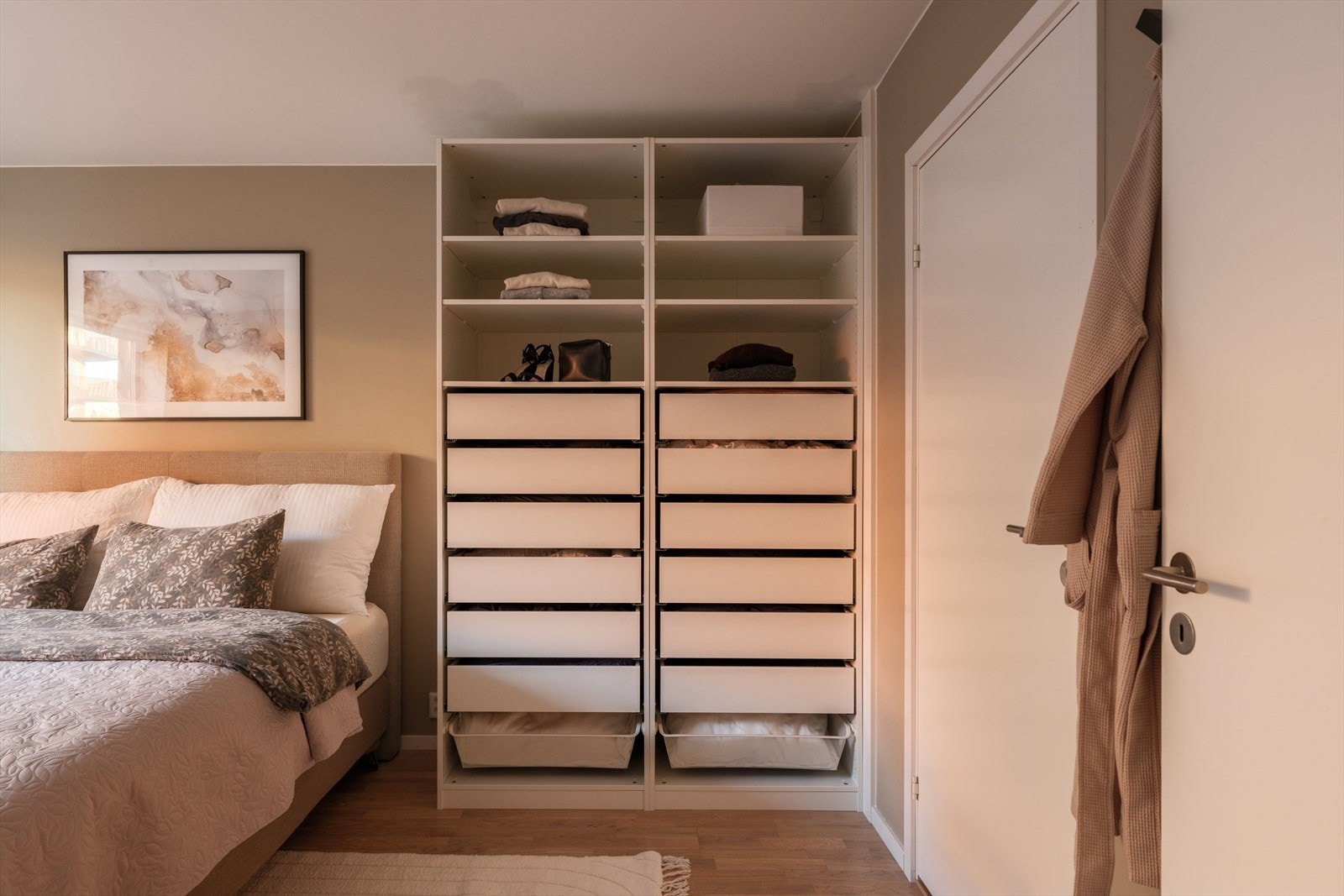 Soverommet har godt med lagringsplass i garderobeskap. Galleribilde