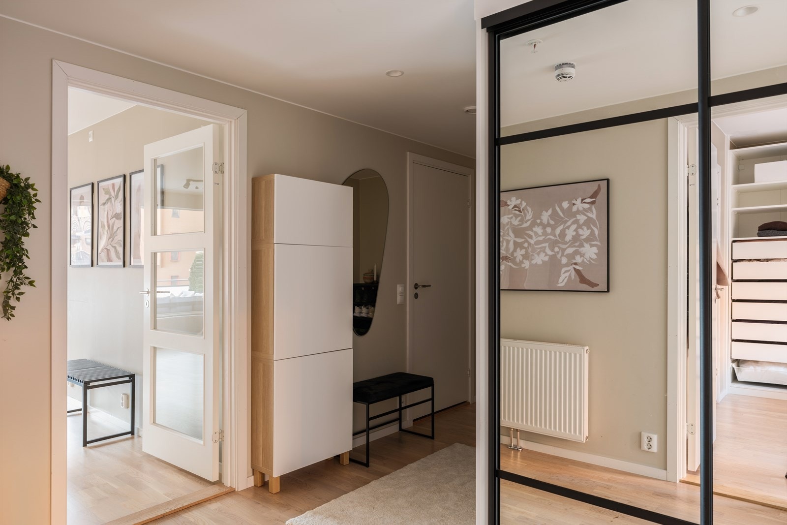 Entreen er innredet med skyvedørsgarderobe med speilfronter. Galleribilde